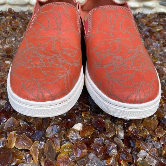 Olukai Pehuea Lau Paprika Leather Lei Drop in Heel Easy On/Off Slip On 6.5 EUC! - Picture 4 of 9